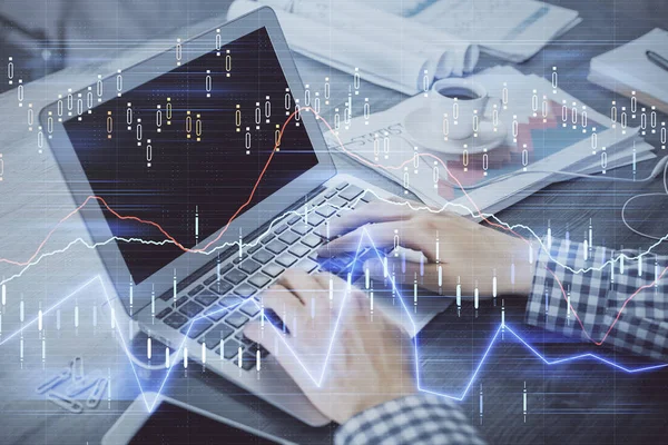 Double exposition de graphique forex avec l'homme travaillant sur l'ordinateur en arrière-plan. Concept d'analyse de marché. — Photo