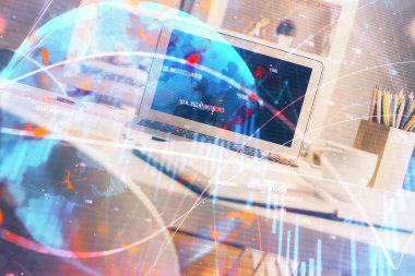 Finansal pazar grafiği hologramı ve kişisel bilgisayar arka planda. Çoklu maruz kalma. Önx kavramı.