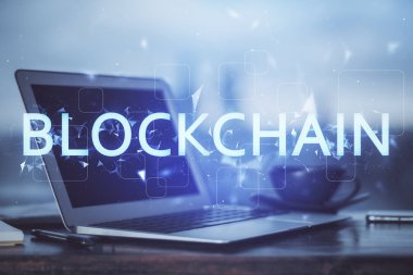 Blockchain temalı holograma ve bilgisayar arkaplanlı masaya çift pozlama. Bitcoin şifreleme para birimi kavramı.
