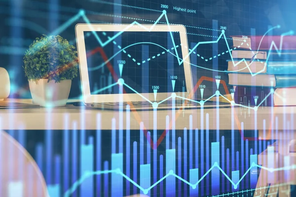 Grafico finanziario disegno colorato e tavolo con computer sullo sfondo. Multi esposizione. Concetto di mercati internazionali. — Foto Stock