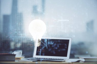 Bilgisayar ofisinde ampul simgesi hologramıyla birlikte. Çoklu maruz kalma. Fikir kavramı.