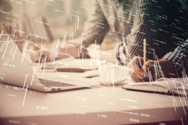 Arka planda bilgisayarda çalışan bir adamla birlikte çok sayıda formasyona maruz kaldık. Pazar analizi kavramı.