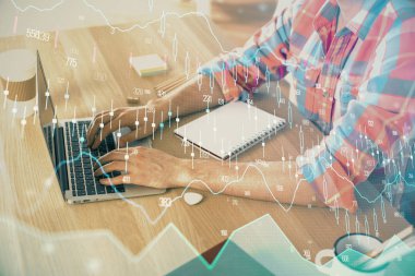 Ön x grafiğinin arka planda bilgisayarda çalışan bir adam ile çoklu pozlandırılması. Pazar analizi kavramı.