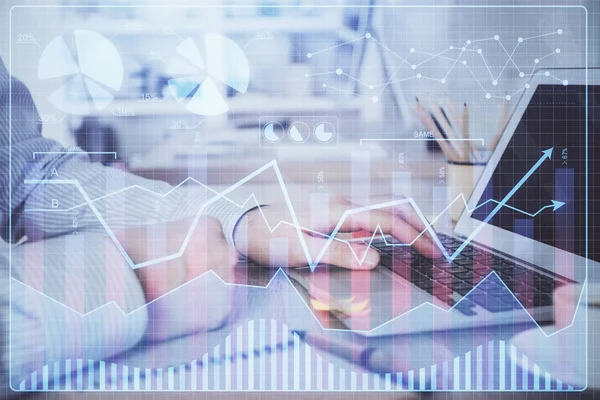 Multi exposición de gráfico del mercado de valores con el hombre que trabaja en la computadora en el fondo. Concepto de análisis financiero . —  Fotos de Stock