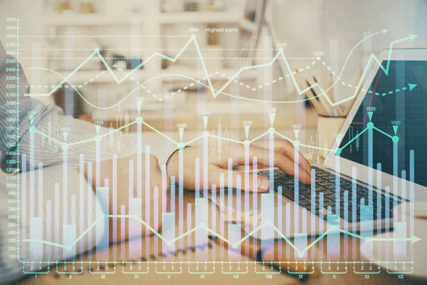 Multi exposición de gráfico del mercado de valores con el hombre que trabaja en la computadora en el fondo. Concepto de análisis financiero . — Foto de Stock