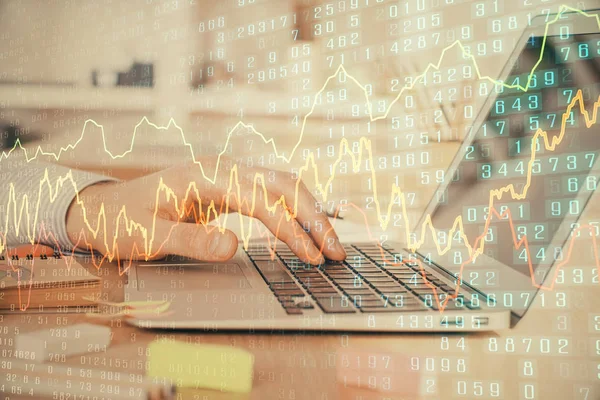 Podwójna ekspozycja wykresu giełdowego z człowiekiem pracując na laptopie na tle. Koncepcja analizy finansowej. — Zdjęcie stockowe