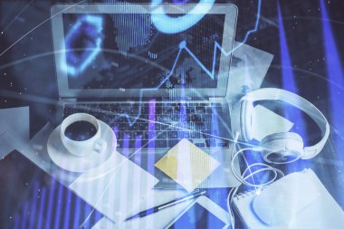 Arka planda eski pazar grafik hologramı ve kişisel bilgisayar var. Çifte maruziyet. Yatırım kavramı.