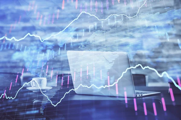 Aktiemarknadsgraf på bakgrund med skrivbord och persondator. Multiexponering. Begreppet finansiell analys. — Stockfoto