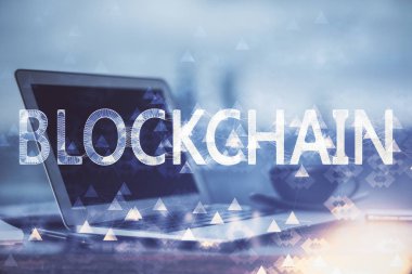 Blockchain temalı holograma ve bilgisayar arkaplanlı masaya çift pozlama. Bitcoin şifreleme para birimi kavramı.
