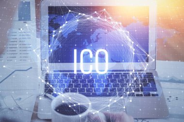 Blockchain temalı holograma ve bilgisayar arkaplanlı masaya çift pozlama. Bitcoin şifreleme para birimi kavramı.