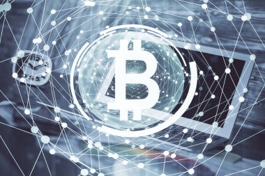 Blockchain temalı holograma ve bilgisayar arkaplanlı masaya çift pozlama. Bitcoin şifreleme para birimi kavramı.