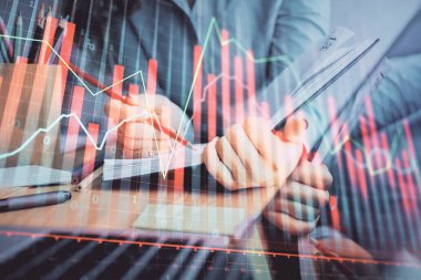 Bir kadın eller Not defteri hisse senedi piyasası hakkında bilgi yazma. Ön Forex grafik hologramlar. Araştırma kavramı. Çoklu pozlama