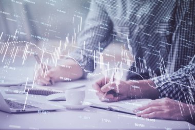 Arka planda bilgisayarda çalışan bir adamla birlikte çok sayıda formasyona maruz kaldık. Pazar analizi kavramı.