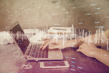 Arka planda bilgisayarla çalışan bir adamla iki kez ön x çizelgesine maruz kaldık. Pazar analizi kavramı.