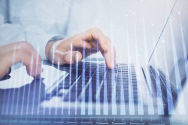 Arka planda bilgisayarda çalışan bir adamla piyasa grafiği iki katına çıktı. Mali analiz kavramı.