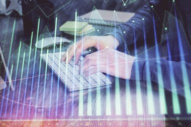 Arka planda ofiste bilgisayarda işadamı yazarak stok grafiği. Analiz kavramı. Çift Pozlama.