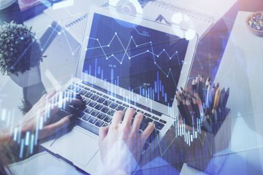 Arka planda ofiste bilgisayarda işadamı yazarak stok grafik çift pozlama. Zor iş kavramı.