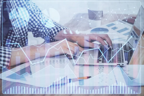 Multi esposizione del grafico del mercato azionario con l'uomo che lavora al computer su sfondo. Concetto di analisi finanziaria . — Foto Stock