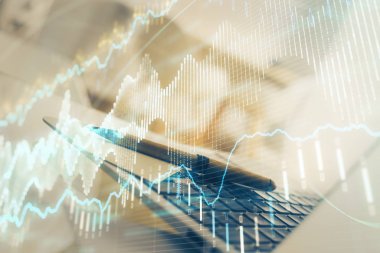 Masası ve kişisel bilgisayarı olan borsa grafiği. Çoklu maruz kalma. Mali analiz kavramı.