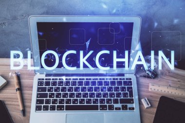 Blockchain temalı holograma ve bilgisayar arkaplanlı masaya çift pozlama. Bitcoin şifreleme para birimi kavramı.