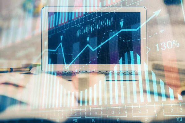 Gráfico financeiro desenho colorido e tabela com computador no fundo. Dupla exposição. Conceito de mercados internacionais. — Fotografia de Stock