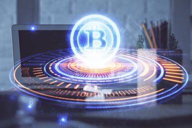 Blockchain temalı holograma ve bilgisayar arkaplanlı masaya çift pozlama. Bitcoin şifreleme para birimi kavramı.