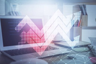 Bilgisayar masaüstünde, okların hologramını gösteriyor. Çifte maruziyet. Başarı kavramı.