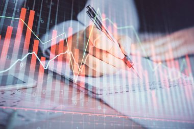 Bir kadın eller Not defteri hisse senedi piyasası hakkında bilgi yazma. Ön Forex grafik hologramlar. Araştırma kavramı. Çoklu pozlama