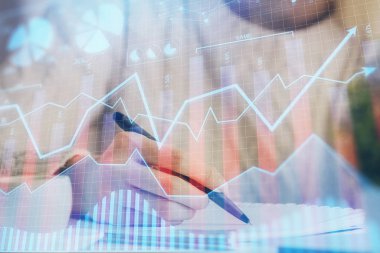 Forex tablosu WOMANS el notları arka plan alarak görüntülenir. Araştırma kavramı. Çoklu pozlama