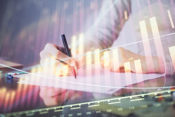 Toma de notas a mano en bloc de notas. Hologramas gráfico de divisas en frente. Concepto de investigación. Exposición múltiple —  Fotos de Stock