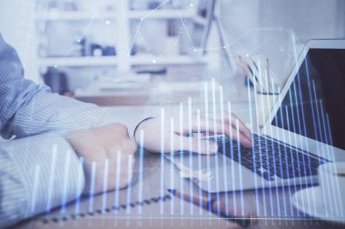 Arka planda bilgisayar üzerinde çalışan adam ile borsa grafiği çoklu pozlama. Finansal analiz kavramı.