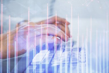 Arka planda ofiste bilgisayarda bilgisayarda yazan adam ile grafik çoklu pozlama. Sıkı çalışma kavramı. Closeup.