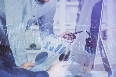 Arka planda ofiste bilgisayarda işadamı yazarak grafiğin çift pozlama. Zor iş kavramı.