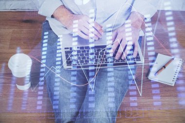 Arka planda ofiste bilgisayarda çalışan işadamı ile Forex grafiği. Analiz kavramı. Çift Pozlama.