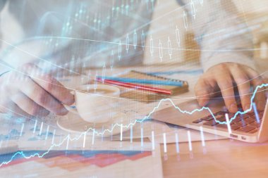 Arka planda ofiste bilgisayarda çalışan işadamı ile Forex grafiği. Sert çalışma kavramı. Çift Pozlama.