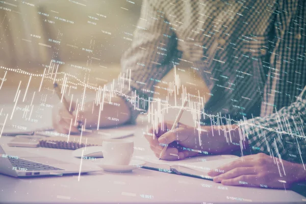 Arka planda bilgisayarda çalışan bir adamla birlikte çok sayıda formasyona maruz kaldık. Pazar analizi kavramı.