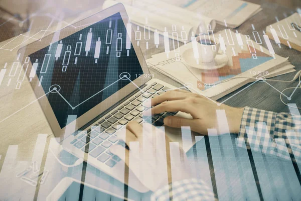 Dubbel exponering av forex diagram med mannen som arbetar på datorn på bakgrunden. Begreppet marknadsanalys. — Stockfoto