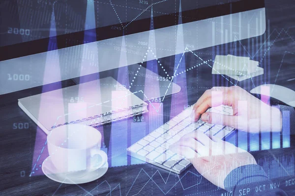 Arka planda ofiste bilgisayarda bilgisayarda yazan adam ile grafik çoklu pozlama. Sıkı çalışma kavramı.