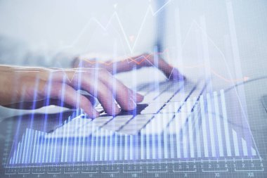 Arka planda ofiste bilgisayarda çalışan işadamı ile Forex grafiği. Sert çalışma kavramı. Closeup. Çoklu pozlama.