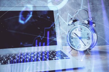 Arka planda eski pazar grafik hologramı ve kişisel bilgisayar var. Çifte maruziyet. Yatırım kavramı.