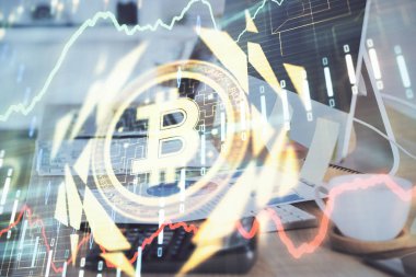 Blockchain temalı holograma ve bilgisayar arkaplanlı masaya çift pozlama. Bitcoin şifreleme para birimi kavramı.