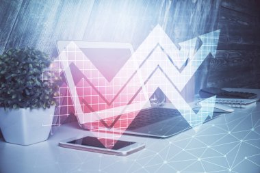 Bilgisayar masaüstünde, okların hologramını gösteriyor. Çifte maruziyet. Başarı kavramı.