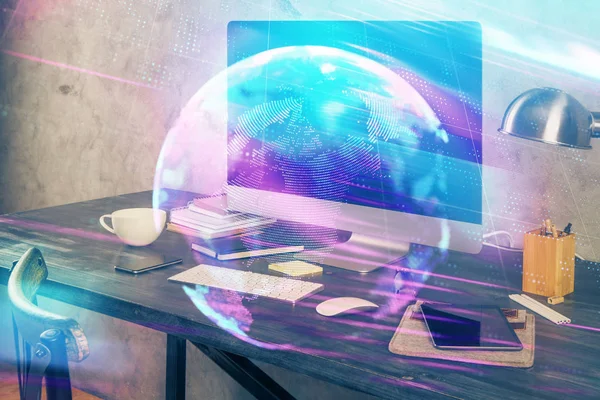 Počítač na ploše v kanceláři s technologickým hologramem. Multi expozice. Technický koncept. — Stock fotografie