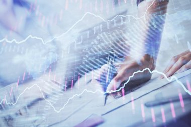 Bir kadın eller Not defteri hisse senedi piyasası hakkında bilgi yazma. Ön Forex grafik hologramlar. Araştırma kavramı. Çift Pozlama