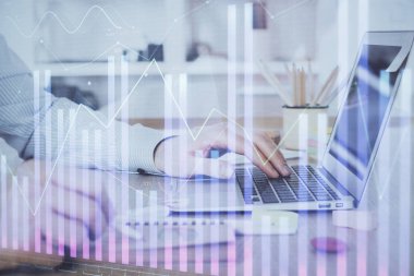 Arka planda bilgisayar üzerinde çalışan adam ile borsa grafiği çoklu pozlama. Finansal analiz kavramı.