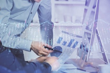 Arka planda ofiste bilgisayarda işadamı yazarak grafiğin çift pozlama. Zor iş kavramı.