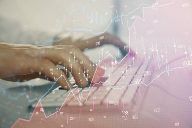 Arka planda ofiste bilgisayarda çalışan işadamı ile Forex grafiği. Sert çalışma kavramı. Closeup. Çoklu pozlama.