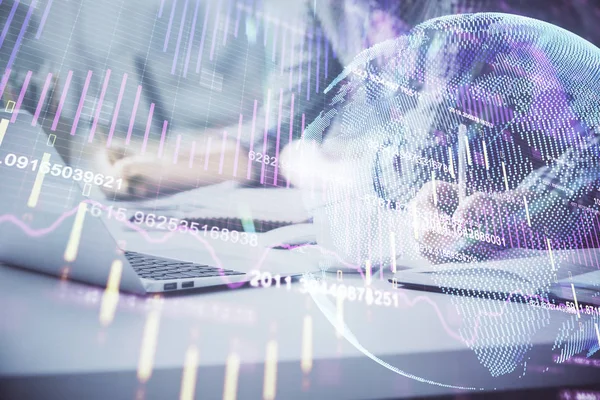 Arka planda bilgisayarda çalışan bir adamla birlikte çok sayıda formasyona maruz kaldık. Pazar analizi kavramı.