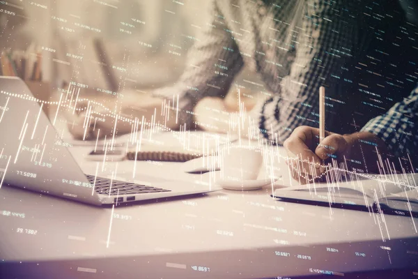 Arka planda bilgisayarda çalışan bir adamla birlikte çok sayıda formasyona maruz kaldık. Pazar analizi kavramı.