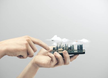 Eller megapolis şehrinde akıllı telefon kullanıyor.